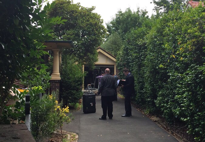De politie bij het huis van Wright in Sydney.