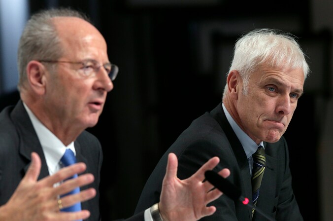 VW-topmannen Hans Dieter Pütsch (links) en Matthias Müller tijdens een persconferentie eerder vandaag.
