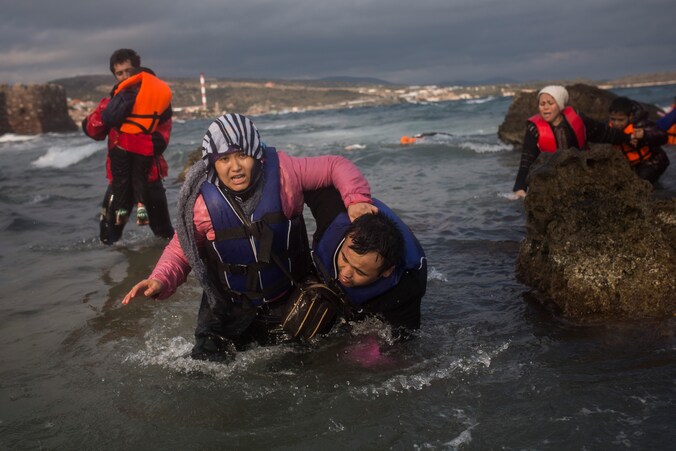 Afghaanse vluchtelingen bereiken een strand op het Griekse eiland Lesbos. Met de nieuwe bevoegdheden kan de Europese grenswacht wél zelfstandig in actie komen bij bijvoorbeeld een plotselinge toename van het aantal vluchtelingen.
