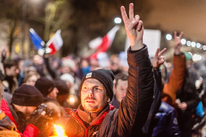 Deze man betoogt tegen het beleid van de Recht en Rechtvaardigheid-regering