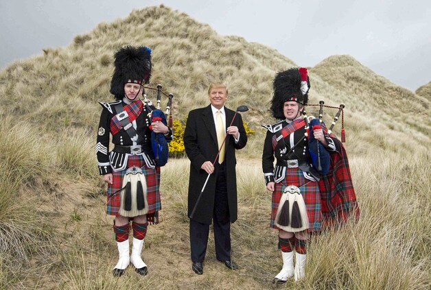 Donald Trump tijdens een bezoek aan zijn golfterrein op de Menie Estate toen het nog in aanbouw was, in mei 2010.