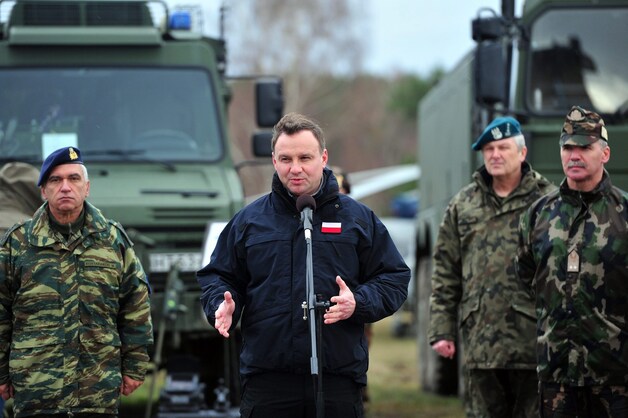 De Poolse president Andrzej Duda, die ook lid is van de conservatieve partij PiS die nu regeert, bezoekt een militaire oefening.