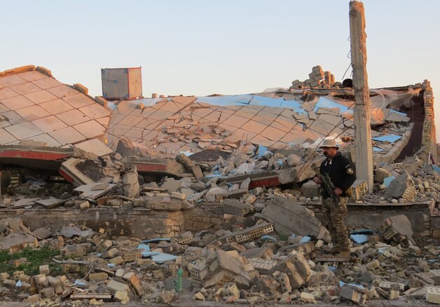 Een soldaat tussen het puin in de omgeving van Ramadi.