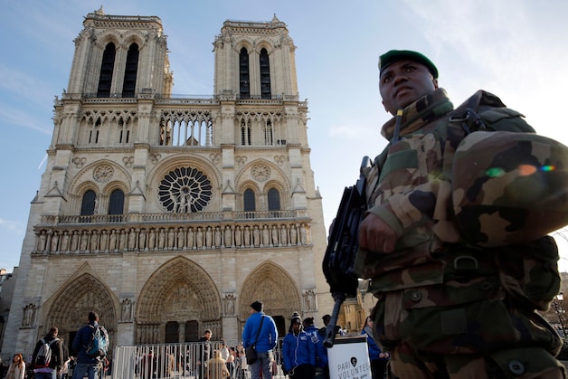 Een Franse soldaat bewaakt de Notre Dame-kathedraal in Parijs.