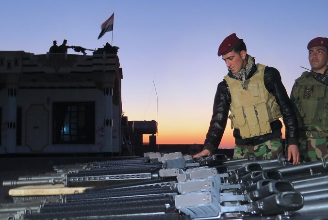 Iraakse militairen inspecteren wapentuig in Ramadi.
