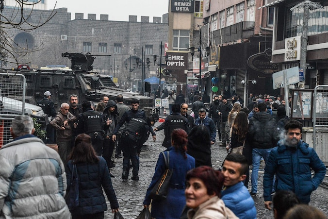 Agenten controleren burgers in de wijk Sur van de Koerdische metropool Diyarbakir.