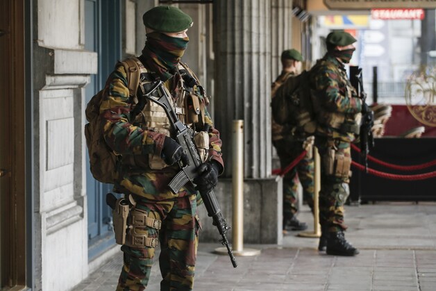 Soldaten tijdens hun patrouille vandaag op het De Brouckèreplein.
