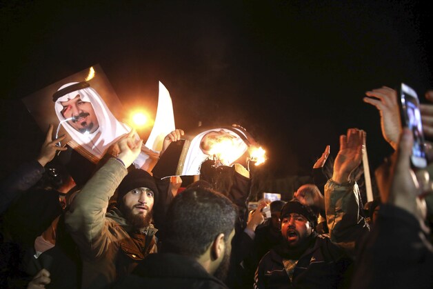Iraniërs demonstreren voor de Saoedische ambassade in Teheran.