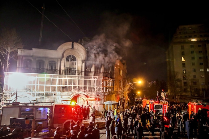 Boze Iraniërs hebben zaterdagavond de ambassade van Saoedi-Arabië in Teheran bestormd. Ze drongen het gebouw binnen en staken delen in brand.