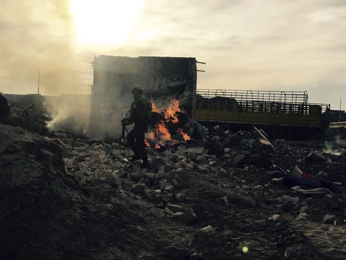 Een Iraakse soldaat loopt door het platgebombardeerde centrum van Ramadi.