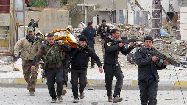 Iraakse antiterreurtroepen evacueren burgers uit Ramadi.