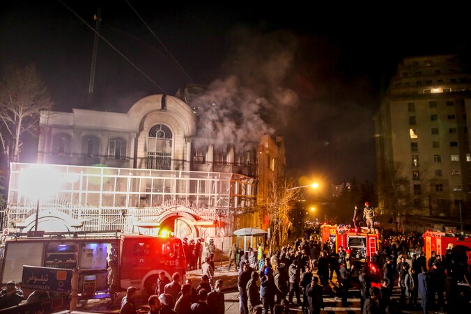 Protesten bij de Saoedische ambassade in Teheran mondden uit in brandstichting.