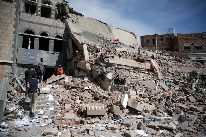 Puin van het gebombardeerde gebouw in de Jemenitische stad Sanaa.