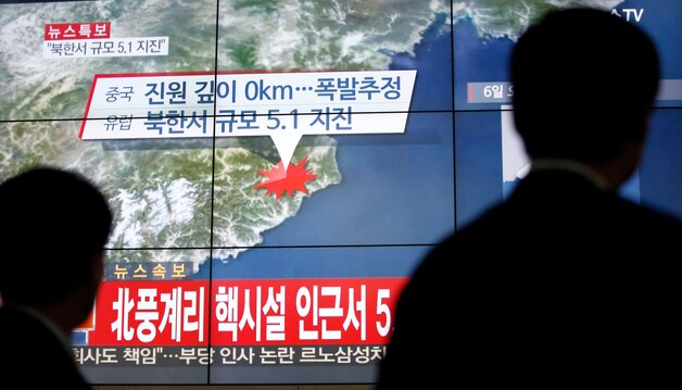 Zuid-Koreanen kijken naar het nieuws over de test van Noord-Korea.
