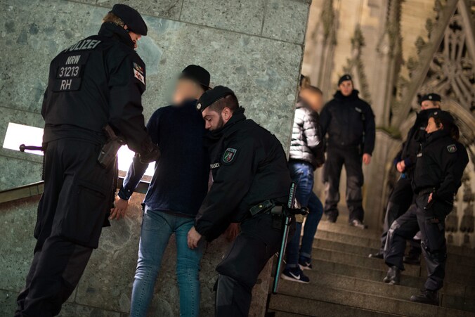 Agenten fouilleren een verdacht persoon bij het station van Keulen.