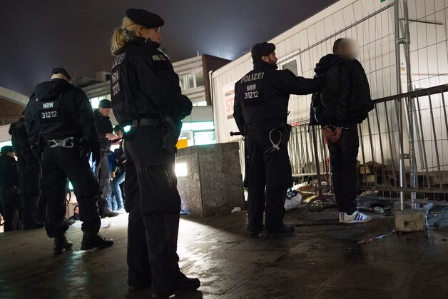 De politie controleerde gisterenavond ook een aantal verdachten in de buurt van het station van Keulen.