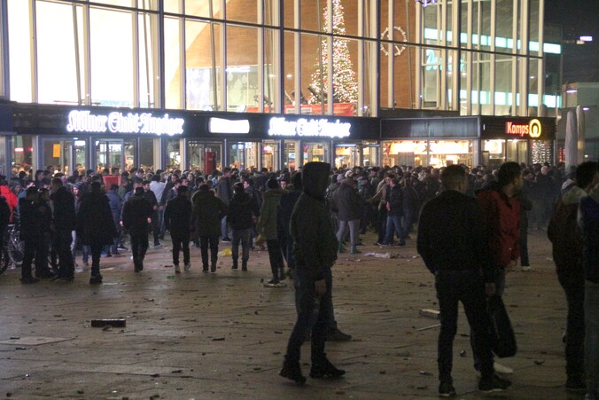 Het plein voor het hoofdstation van Keulen tijdens nieuwjaarsnacht.