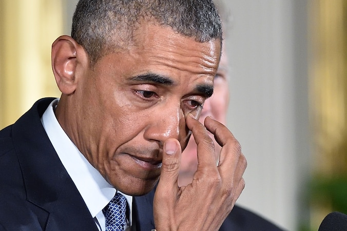 Obama is in tranen wanneer hij het over de schietpartij in Sandy Hook Elementary School heeft.