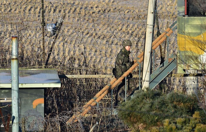 Een Zuid-Koreaanse militair aan de grens met Noord-Korea.