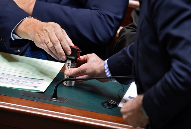 Eerder deze week overhandigde het VB-kopstuk ook al een busje aan minister van Binnenlandse Zaken Jan Jambon (N-VA) in het federale parlement.