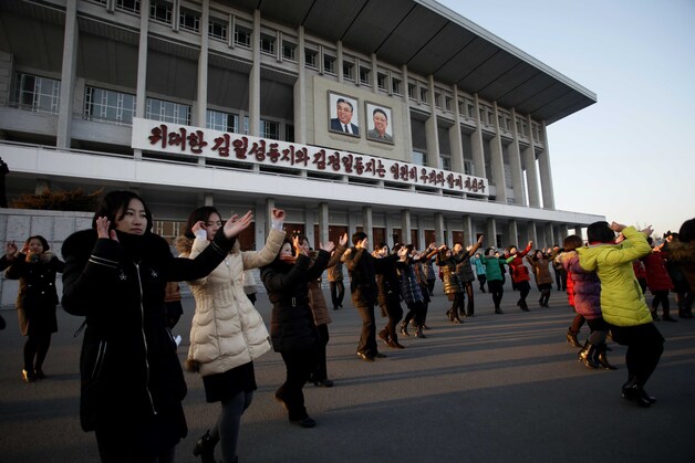 Dansende Noord-Koreanen in Pyongyang.