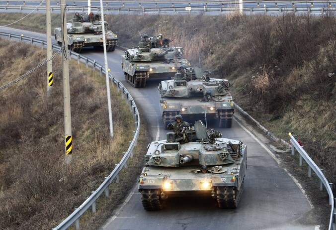 Zuid-Koreaanse tanks rijden richting de grens met Noord-Korea.