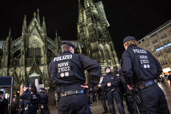Duitse politieagenten patrouilleren voor de Dom van Keulen.