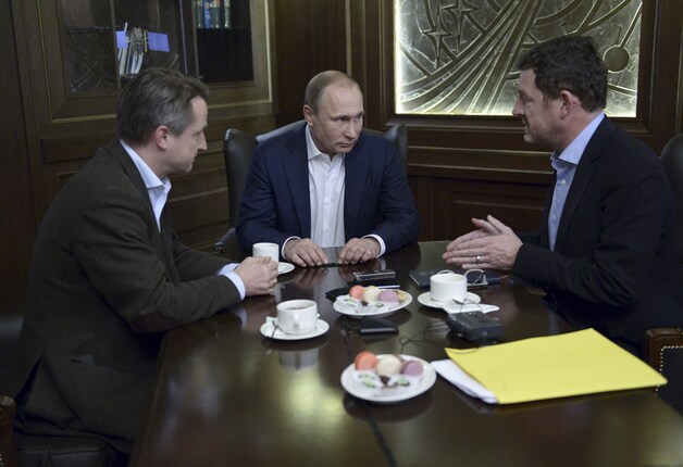 Poetin in gesprek met Kai Diekmann (rechts) en Nikolaus Blome van de krant Bild Zeitung.