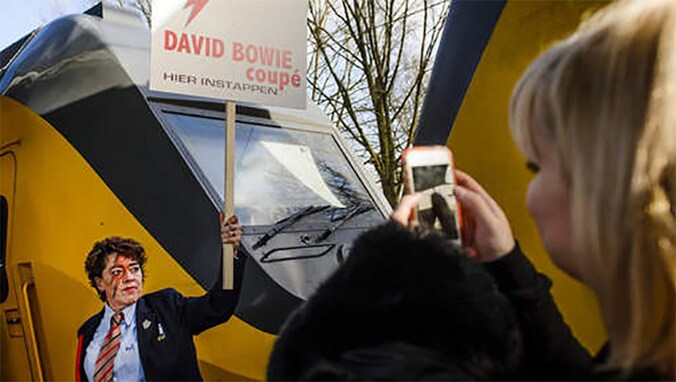 De David Bowie-coupé rijdt nog de hele maand tussen Zwolle en Groningen.
