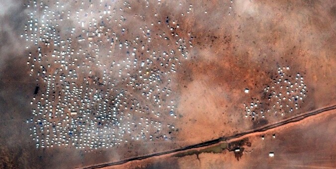 Satellietbeeld van de massa asielzoekers die geblokkeerd zitten voor de Jordaans-Syrische grens.