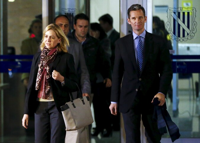 De Spaanse prinses Cristina en haar man Inaki Urdangarin verlaten de rechtbank in Palma de Mallorca.