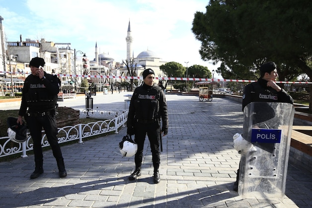 De Turkse politie heeft het plein afgesloten.