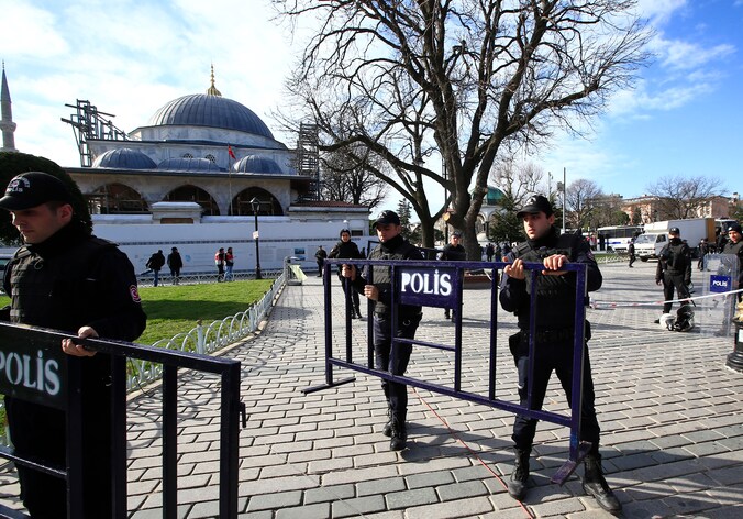 De Turkse politie zette de plek van de aanslag gisteren af.