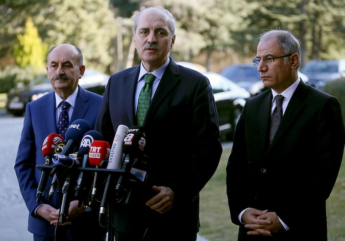 Volgens Kurtulmus (centraal) volgt Turkije daarmee het voorbeeld van Frankrijk.