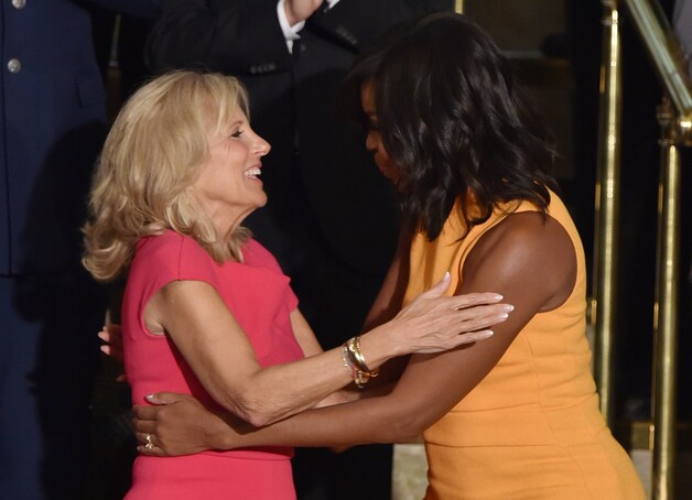 Ook First Lady Michelle Obama - uiteraard ook aanwezig - praat met de vrouw van de Vicepresident, Jill Biden.