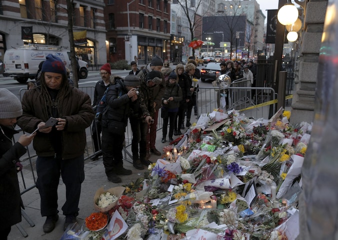 Mensen leggen bloemen neer bij het huis van David Bowie in Manhattan in New York.