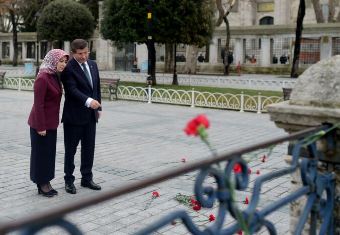 De Turkse premier Davutoglu en zijn echtgenote vandaag op de plaats van de aanslag.