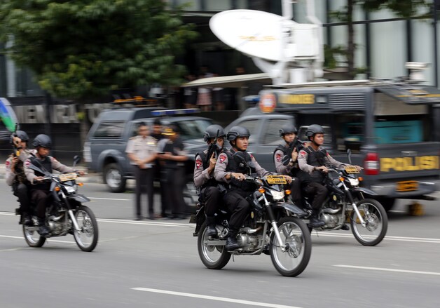 Indonesische veiligheidsdiensten patrouilleren in Jakarta nadat de stad werd opgeschrikt door verschillende explosies.