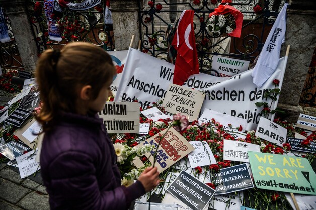 10 januari: mensen leggen bloemen neer aan Sulthan Ahmet-moskee in Istanboel.