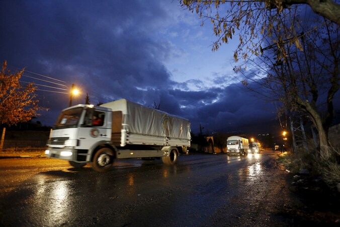 Een vrachtwagen vol hulpgoederen rijdt Madaya binnen.