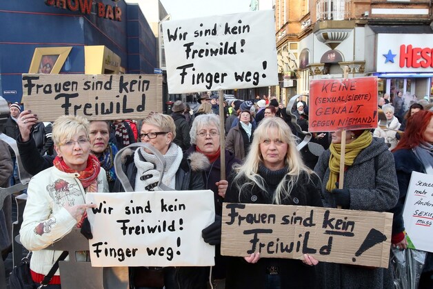 Demonstranten in Hamburg protesteren tegen geweld tegen vrouwen.