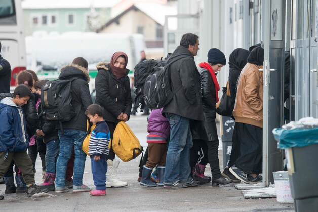 Vluchtelingen wachten op registratie in de zuidelijke Duitse stad Passau.