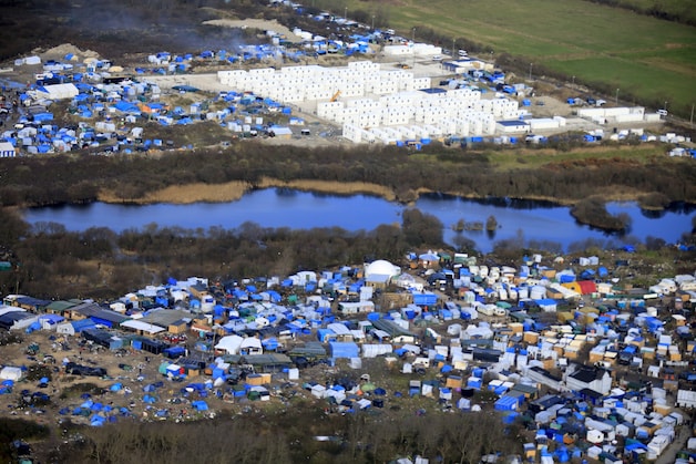 'The Jungle' in Calais met boven op de foto het tijdelijke containerdorp.