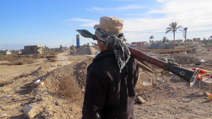 Een lid van Iraakse veiligheidsdiensten staat op de uitkijk in Ramadi.