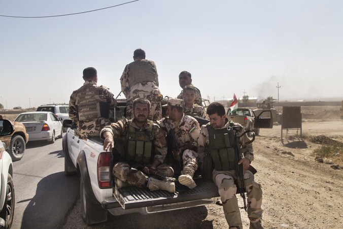 De Koerdische Peshmerga met Koerdische politie in Makhmour, Irak.