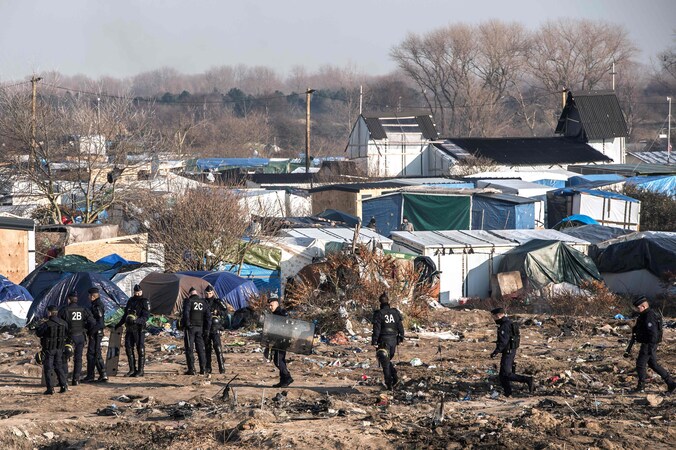 De Franse oproerpolitie in het geïmproviseerde vluchtelingenkamp in Calais.
