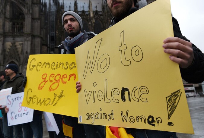 Syrische vluchtelingen protesteren tegen geweld tegen vrouwen in Keulen.
