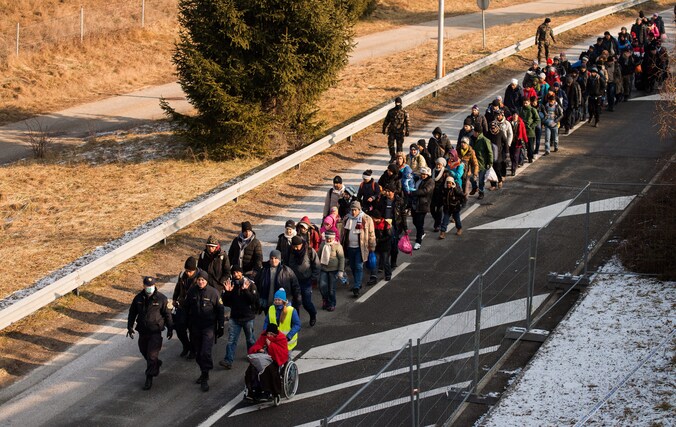 Vluchtelingen aan de grens tussen Oostenrijk en Slovenië.