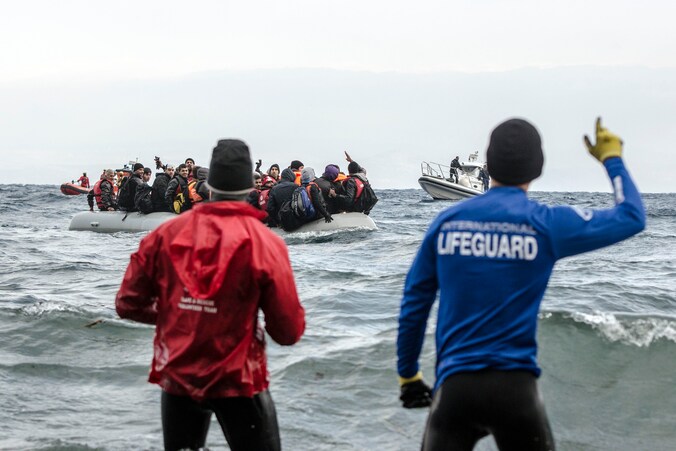 Vluchtelingen voor de kust van Lesbos.