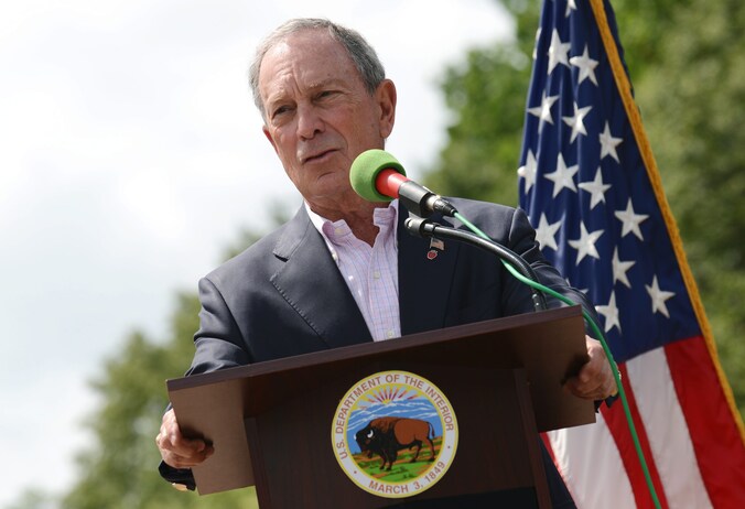 De miljardair en voormalige burgemeester van New York Michael Bloomberg laat weten dat hij erover denkt zich presidentskandidaat te stellen.